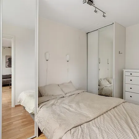 Bright, 2 Rooms, Walking Distance To Centre *