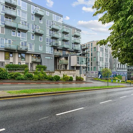 Bright, 2 Rooms, Walking Distance To Centre *